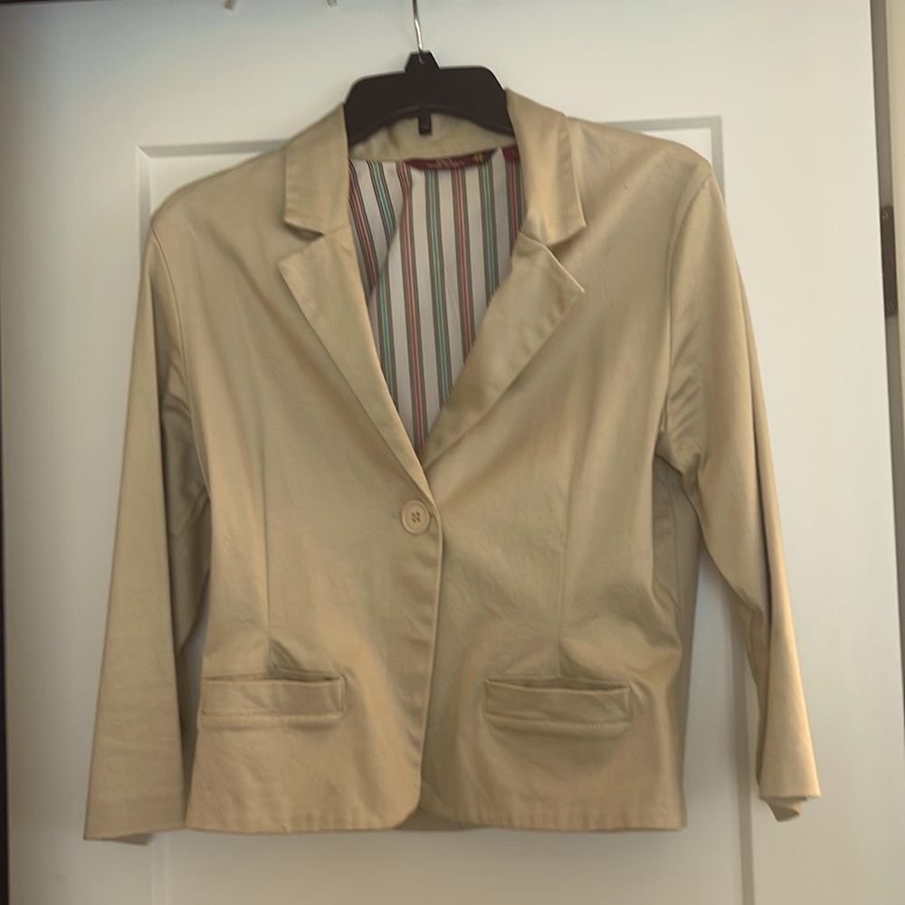 Cream colored blazer, 3/4 length sleeves.